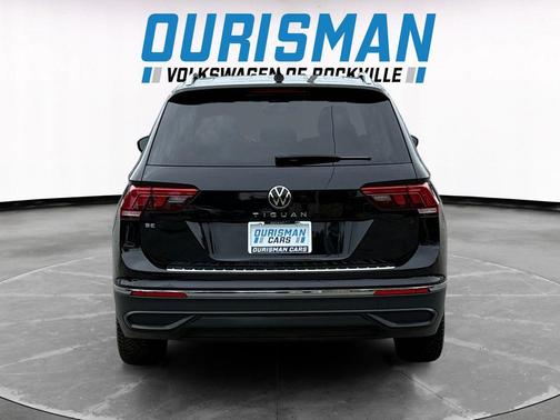 Deep Black Pearl 2022 Volkswagen Tiguan 2.0T SE