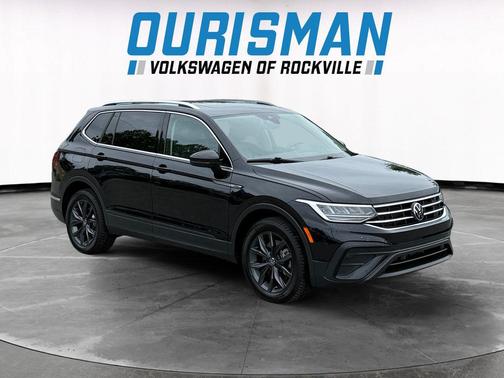 Deep Black Pearl 2022 Volkswagen Tiguan 2.0T SE