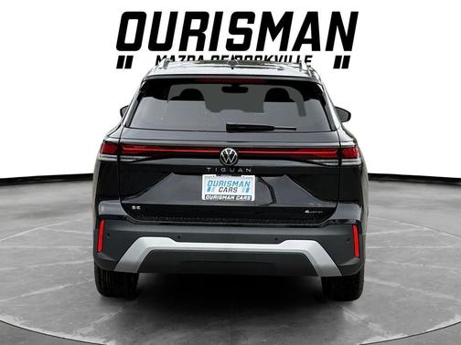 deep black pearl 2026 Volkswagen Tiguan 2.0T SE 4MOTION