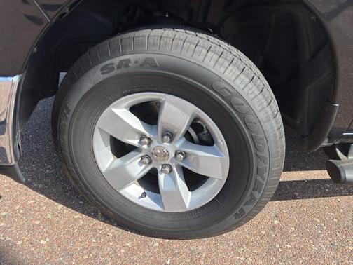 Brilliant Black Crystal Pearlcoat 2019 RAM 1500 SLT