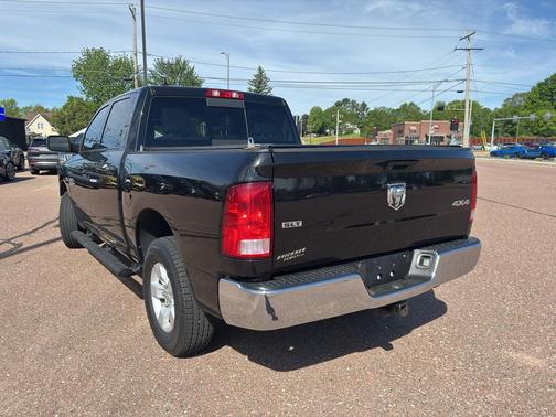 Brilliant Black Crystal Pearlcoat 2019 RAM 1500 SLT