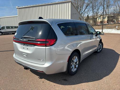 Silver Mist Clearcoat 2026 Chrysler Pacifica Limited