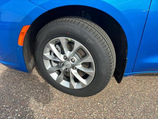 Hydro Blue Pearlcoat 2026 Chrysler Pacifica Limited