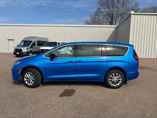 Hydro Blue Pearlcoat 2026 Chrysler Pacifica Limited