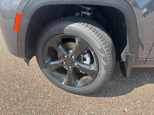 Baltic Gray Metallic Clearcoat 2026 Jeep Grand Cherokee Limited