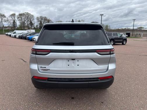 Silver Zynith 2025 Jeep Grand Cherokee Altitude
