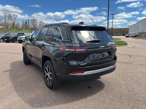 Diamond Black Crystal Pearlcoat 2023 Jeep Grand Cherokee Limited
