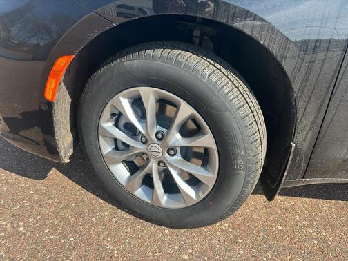 Diamond Black Crystal Pearlcoat 2026 Chrysler Pacifica Limited