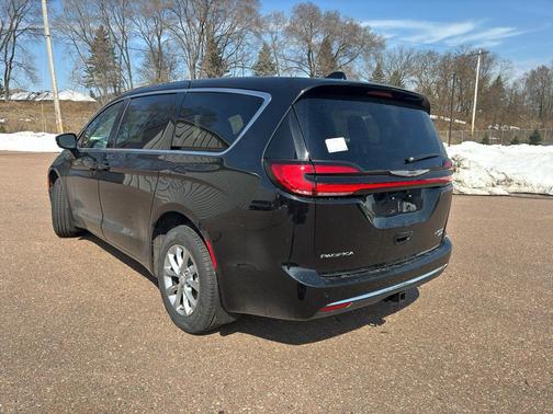 Diamond Black Crystal Pearlcoat 2026 Chrysler Pacifica Limited