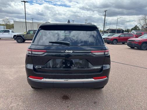 Diamond Black Crystal Pearlcoat 2026 Jeep Grand Cherokee Laredo
