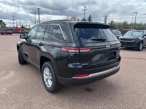 Diamond Black Crystal Pearlcoat 2026 Jeep Grand Cherokee Laredo