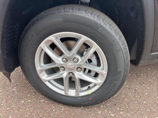 Diamond Black Crystal Pearlcoat 2026 Jeep Grand Cherokee Laredo
