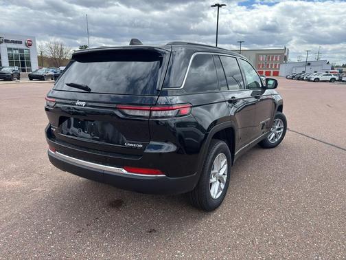 Diamond Black Crystal Pearlcoat 2026 Jeep Grand Cherokee Laredo