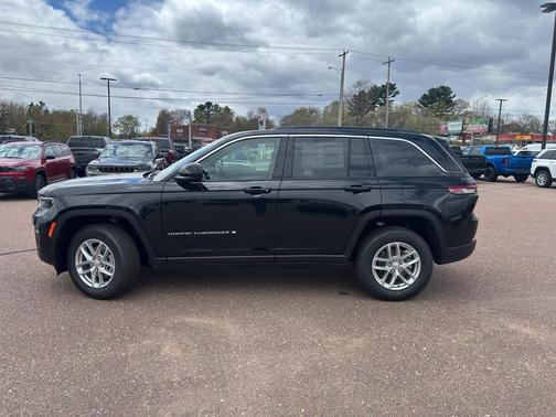 Diamond Black Crystal Pearlcoat 2026 Jeep Grand Cherokee Laredo
