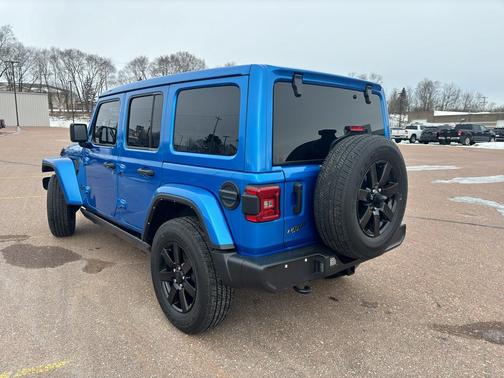 2024 Jeep Wrangler 4-Door Sahara 4x4