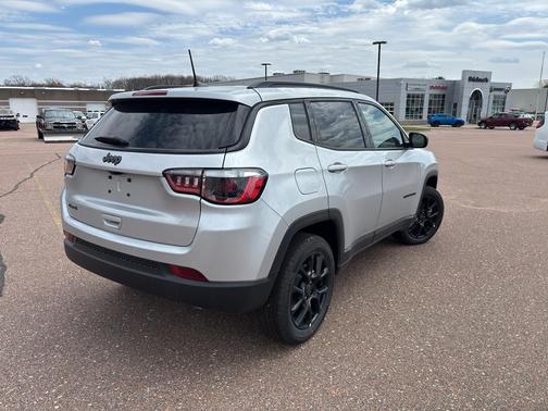 Silver Zynith Metallic Clearcoat 2026 Jeep Compass Latitude