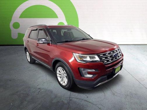 Photo 1 of 25 of 2017 Ford Explorer XLT