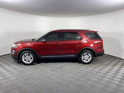 Photo 3 of 25 of 2017 Ford Explorer XLT