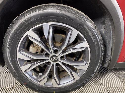 Photo 4 of 35 of 2018 INFINITI QX30 Premium