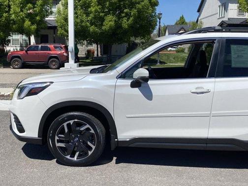 Crystal White Pearl 2022 Subaru Forester Limited