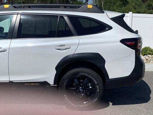 Crystal White Pearl 2024 Subaru Outback Wilderness