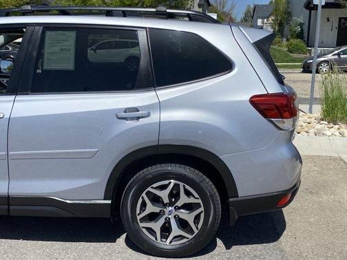 Ice Silver Metallic 2019 Subaru Forester Premium