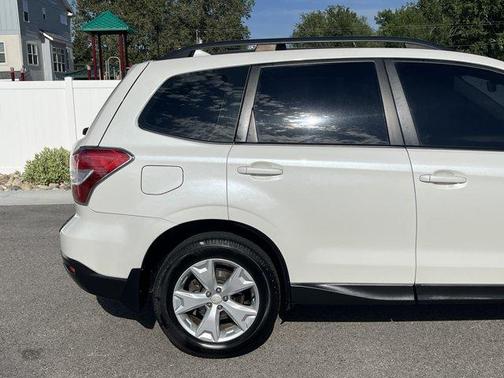 Crystal White Pearl 2016 Subaru Forester 2.5i