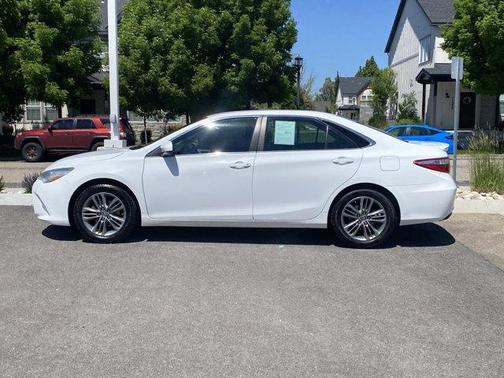 Super White 2015 Toyota Camry SE