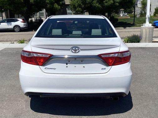 Super White 2015 Toyota Camry SE