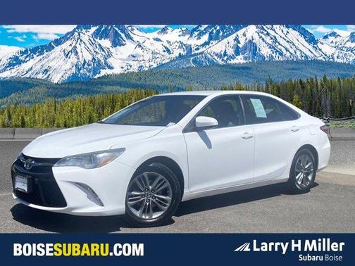 Super White 2015 Toyota Camry SE
