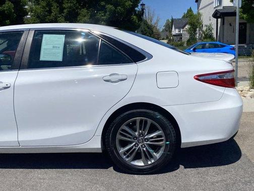 Super White 2015 Toyota Camry SE