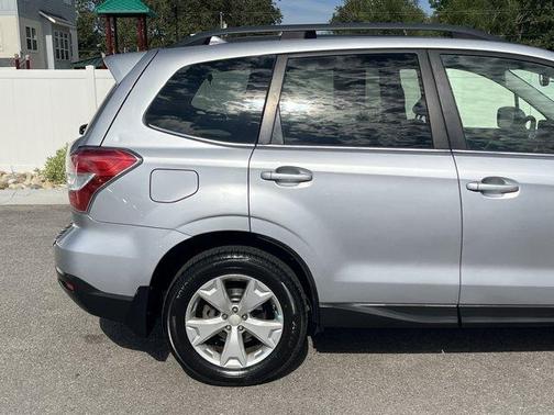 Ice Silver Metallic 2016 Subaru Forester 2.5i Limited