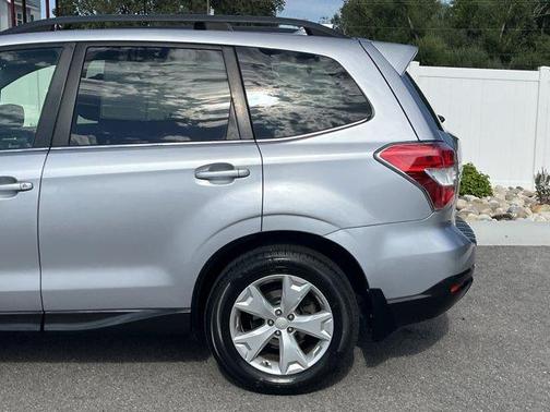 Ice Silver Metallic 2016 Subaru Forester 2.5i Limited