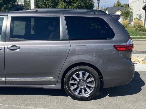 2020 Toyota Sienna XLE