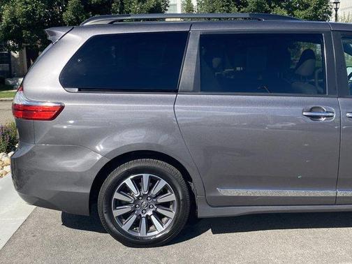 2020 Toyota Sienna XLE