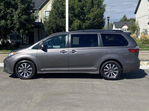 2020 Toyota Sienna XLE