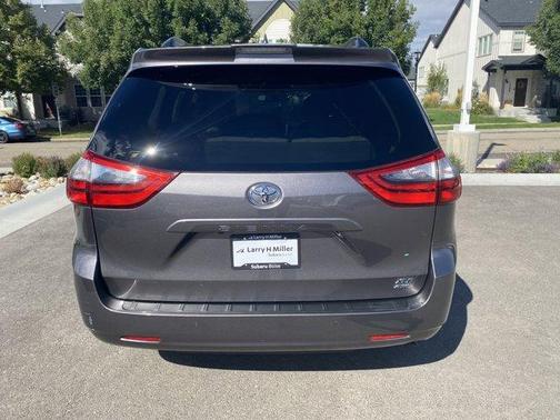 2020 Toyota Sienna XLE