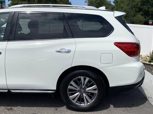 2019 Nissan Pathfinder SL