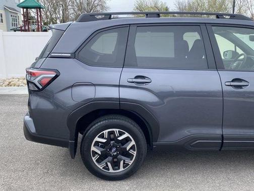 Magnetite Gray Metallic 2025 Subaru Forester Premium