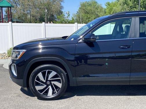 Deep Black Pearl Effect 2024 Volkswagen Atlas 2.0T SE