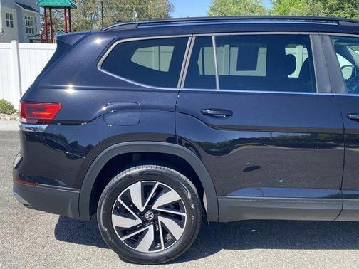 Deep Black Pearl Effect 2024 Volkswagen Atlas 2.0T SE