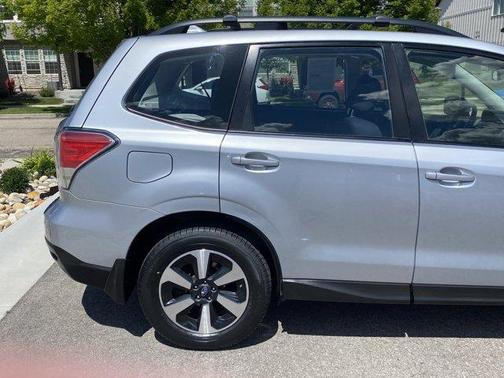 Ice Silver Metallic 2018 Subaru Forester 2.5i