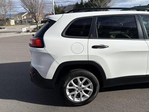 2017 Jeep Cherokee Sport