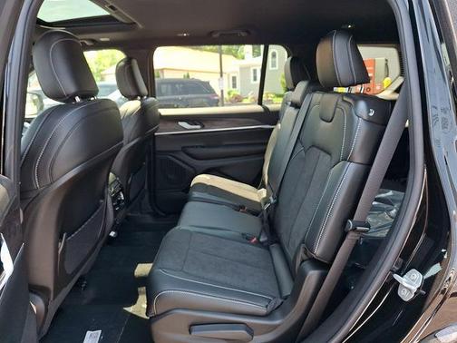 Diamond Black 2026 Jeep Grand Cherokee L Laredo