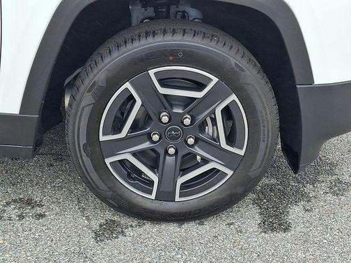 Bright White Clearcoat 2026 Jeep Cherokee LAREDO/LIMITED