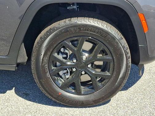 Metallic 2026 Jeep Grand Cherokee L Laredo