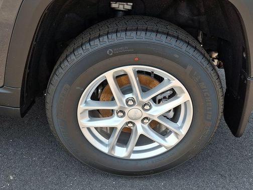 Metallic 2026 Jeep Grand Cherokee Laredo