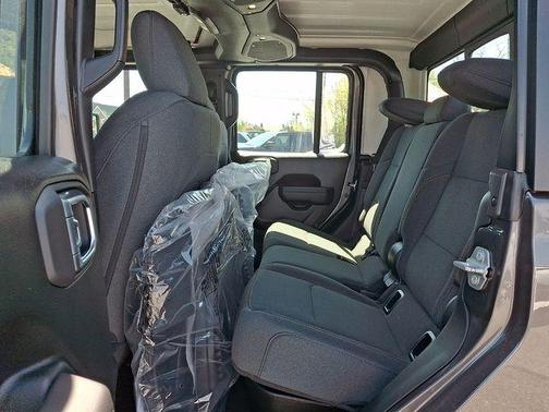 Granite Crystal Clearcoat Metallic 2026 Jeep Gladiator Sport