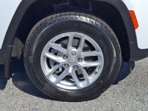 Bright White Clearcoat 2026 Jeep Grand Cherokee Laredo