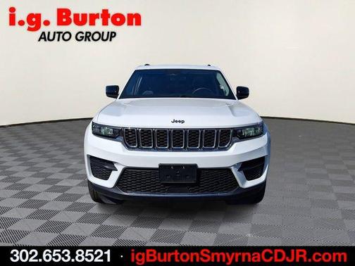 Bright White Clearcoat 2023 Jeep Grand Cherokee Laredo